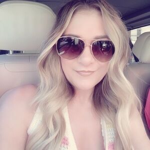 Meet your Posher Danielle